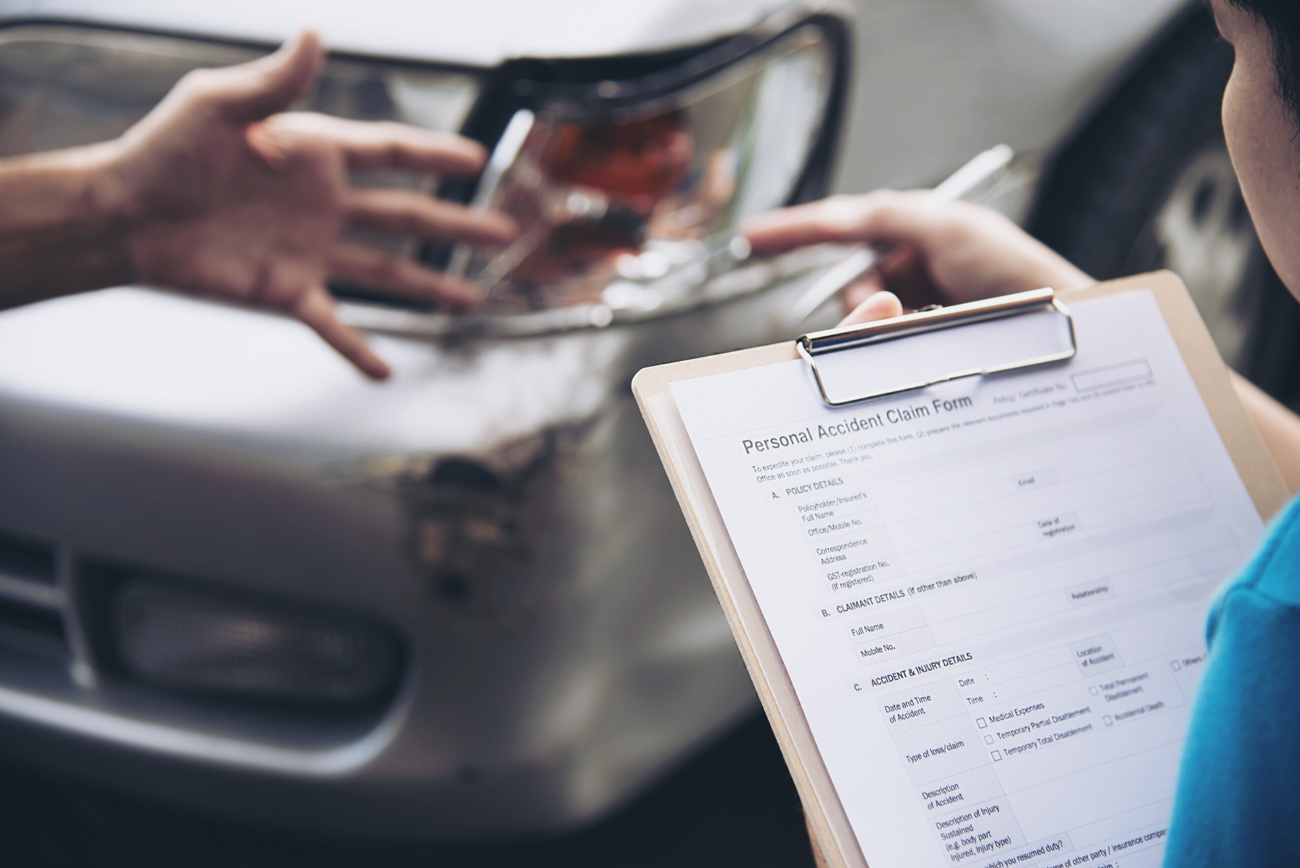 agente-de-seguros-que-trabaja-durante-el-proceso-de-reclamo-de-accidentes-automovilisticos-en-el-lugar-reclamo-de-seguro-de-personas-y-automoviles Agente de seguros que trabaja durante el proceso de reclamo de accidentes automovilisticos en el lugar reclamo de seguro de personas y automoviles