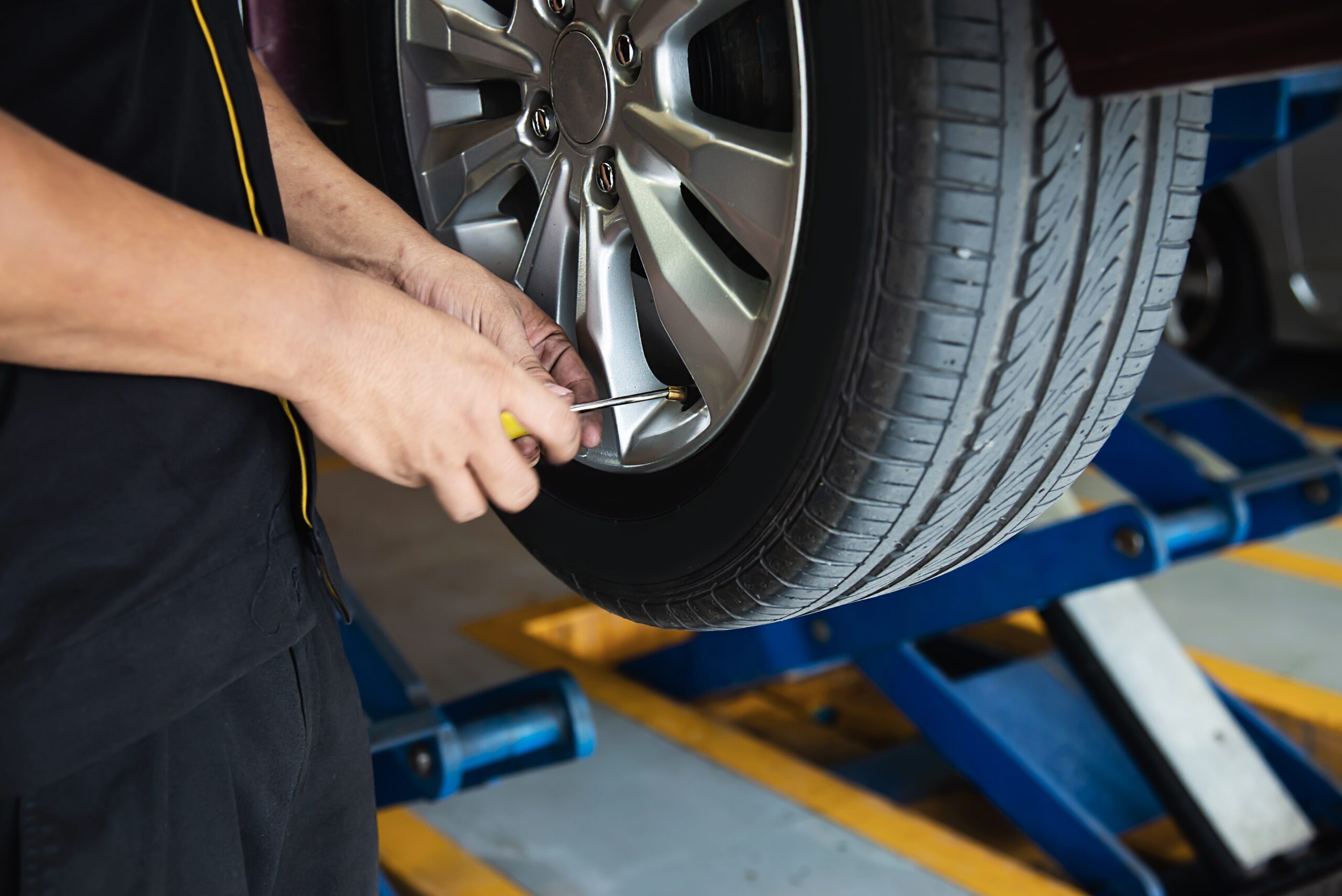 el-tecnico-esta-inflando-el-neumatico-del-automovil-servicio-de-mantenimiento-del-automovil-seguridad-de-transporte (1) El tecnico esta inflando el neumatico del automovil servicio de mantenimiento del automovil seguridad de transporte (1)