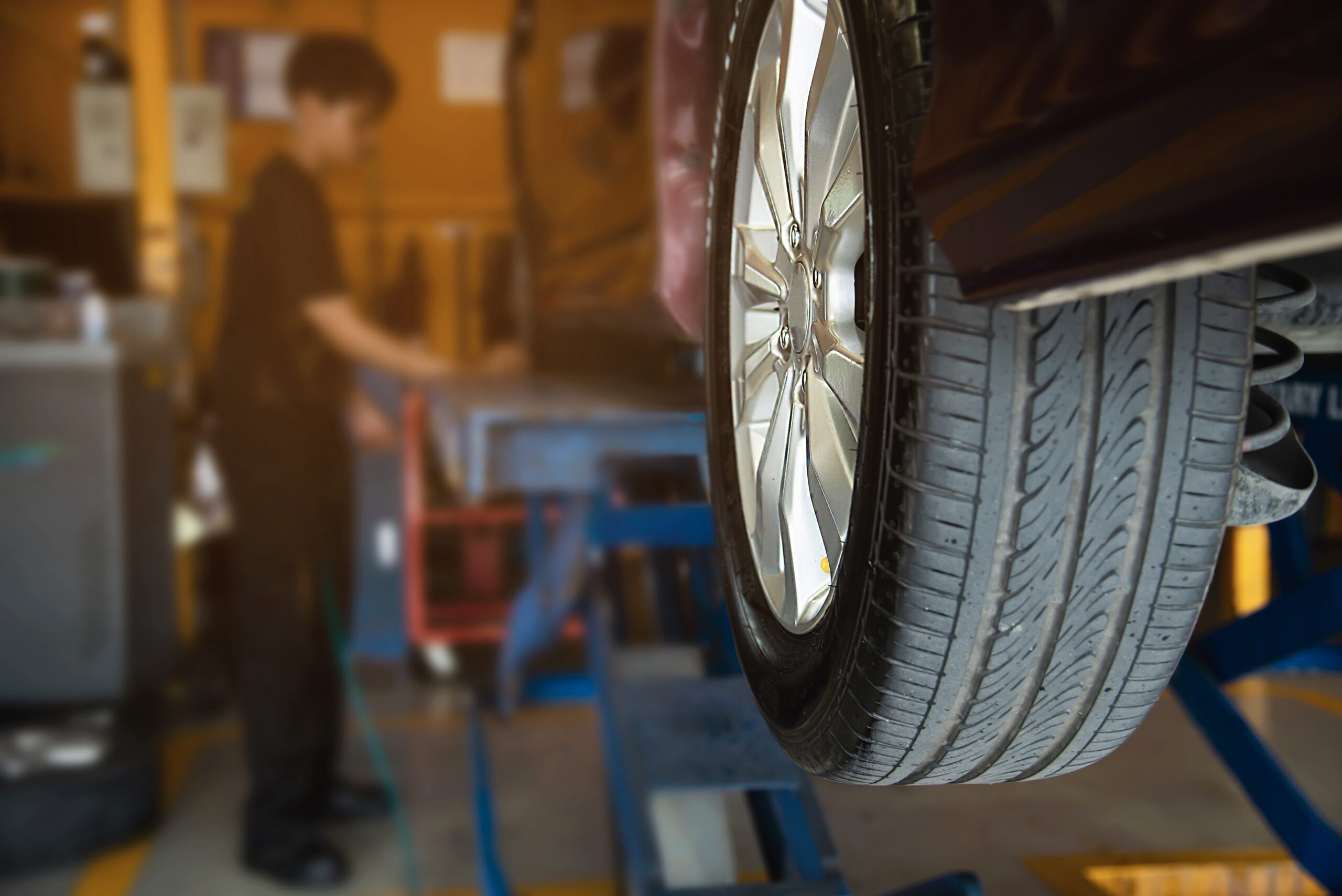 el-tecnico-esta-inflando-el-neumatico-del-automovil-servicio-de-mantenimiento-del-automovil-seguridad-de-transporte El tecnico esta inflando el neumatico del automovil servicio de mantenimiento del automovil seguridad de transporte