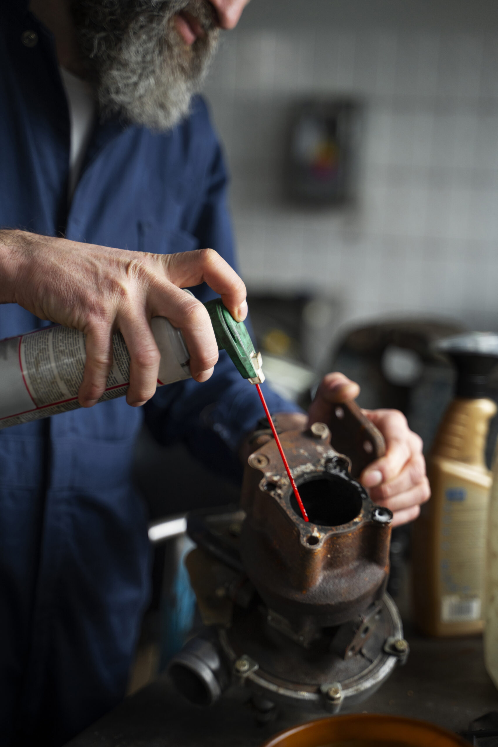 mecanico-de-sexo-masculino-que-trabaja-en-el-coche-en-el-taller-de-reparacion-de-automoviles Mecanico de sexo masculino que trabaja en el coche en el taller de reparacion de automoviles