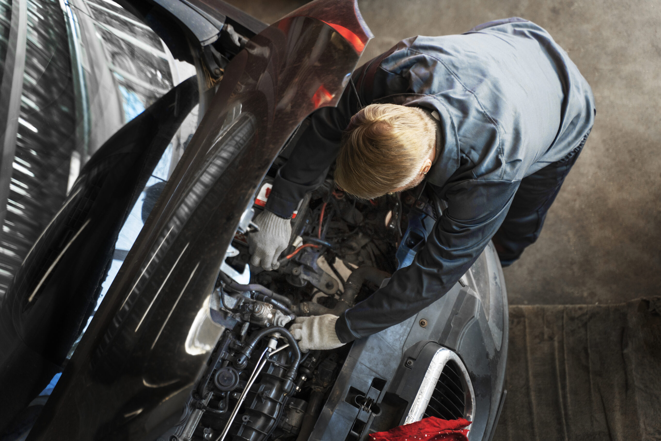 vista-superior-hombre-reparando-coche (2) Vista superior hombre reparando coche (2)